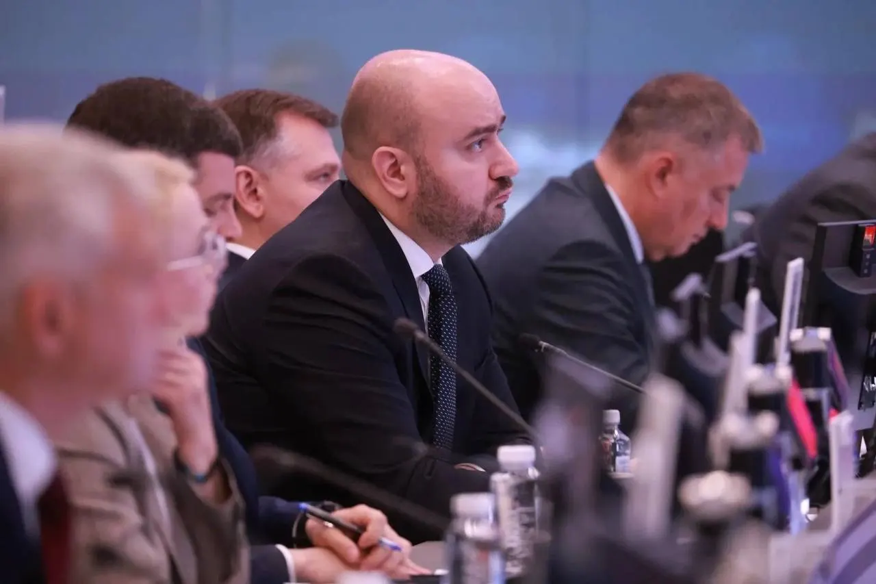 На совещании вице‑премьера обсуждали поставки бензина и дизеля в регионы, контроль цен и обеспечение топливом агропромышленного комплекса Самарской области.