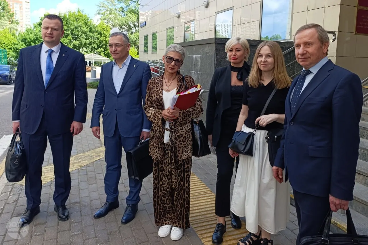 Апелляция оставила в силе решение Хамовнического суда от 10 апреля о лишении статуса трёх адвокатов из‑за длительного отсутствия в России. Представители адвокатуры считают, что Минюст превысил полномочия и что вопрос должен решаться Советами адвокатских органов.