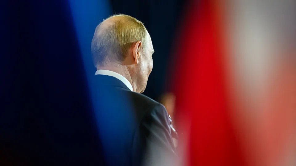 Один из крупных социологических центров перестал публиковать «открытый» рейтинг доверия президенту: по данным на начало апреля он оказался на рекордно низком уровне, параллельно снижается и показатель одобрения деятельности.