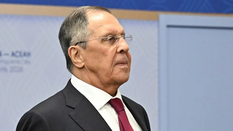 После ночной массированной атаки дронов на Москву в МИД заявили о регулярных «групповых ударах» по целям, от которых зависит боеспособность украинских войск. В результате ночных ударов в столице горели НПЗ в Капотне и торговый комплекс, в Подмосковье отмечали «нефтяной дождь», а авиаузел временно приостанавливал работу.