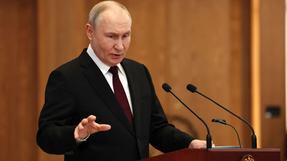 Президент РФ заявил, что Россия нанесёт ответные удары, если с территорий европейских государств будут запускать беспилотники по российским объектам. Он назвал атаки дронов попыткой раскачать общество. Ранее российские спецслужбы указывали на возможные пуски с баз в Латвии; страны Балтии отвергают обвинения.