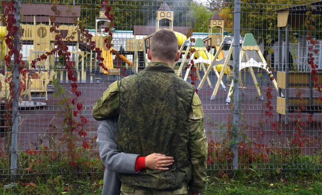 Набор на военную службу по контракту сократился, вербовка в начале 2026 года была минимальной за несколько лет. В властных кругах обсуждают разные варианты пополнения — от увеличения выплат до частичной мобилизации и ротации резервистов.