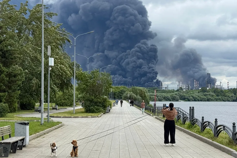 По состоянию на 29 июня 2026 года большинство крупнейших нефтеперерабатывающих заводов в европейской части России подвергались ударам дронов. Незатронутыми остаются два крупных завода за Уралом — в Омске и Ангарске; последствия атак привели к топливному кризису и ограничениям в ряде регионов.