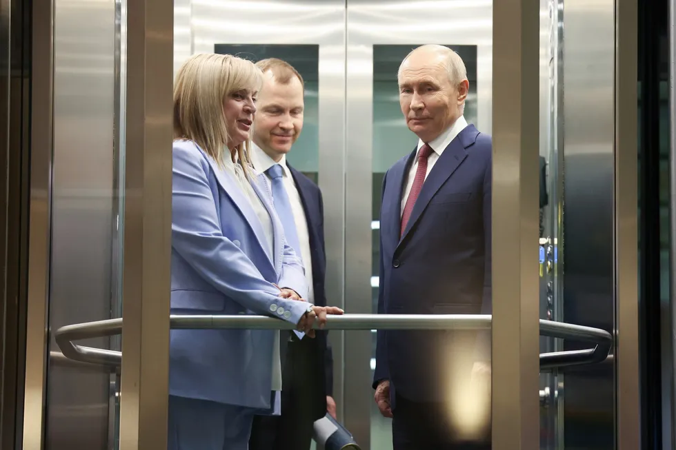 Руководители силовых структур, в том числе главы ФСБ и Росгвардии, якобы предлагают Владимиру Путину отложить или отменить думские выборы. В качестве аргументов называются ухудшение экономики, падение рейтингов «Единой России» и недавние атаки беспилотников; против этого выступают политический блок администрации и представители высшей власти. Официальных решений пока нет — обсуждения идут на уровне разговоров.