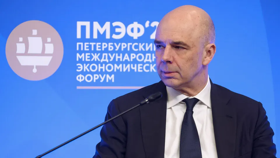 По оперативной оценке Счетной палаты, доходы федерального бюджета по итогам года могут оказаться на 2,1 трлн руб. ниже плановых — главным образом из‑за снижения нефтегазовых поступлений и крепкого рубля.