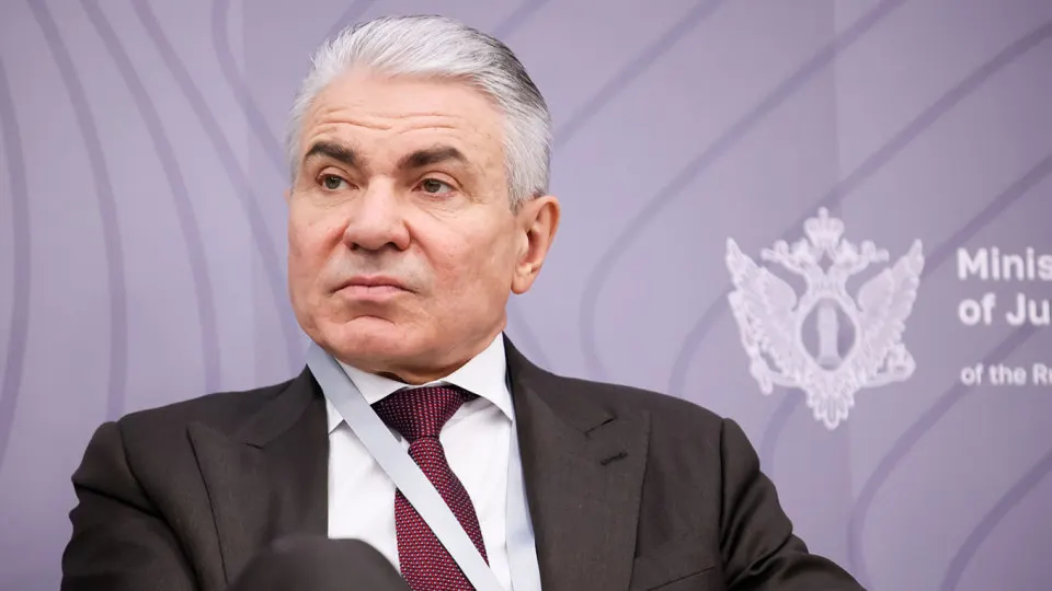 Замминистра юстиции предложил обязать владельцев нейросетей внедрять защитные фильтры и нести административную, уголовную или финансовую ответственность за их работу.