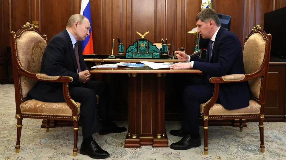 Президент потребовал роста инвестиций как ключевого индикатора эффективности, но чиновники и эксперты отмечают низкий аппетит бизнеса, высокие ставки, бюджетную экономию и другие системные препятствия, из‑за которых вложения сокращаются.