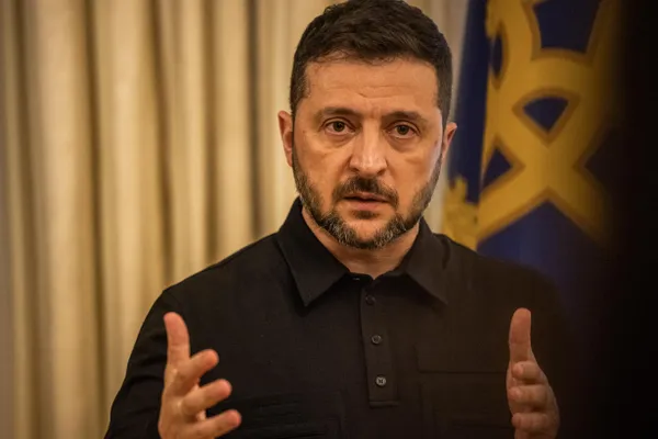 Краткий пересказ ответа: возраст не главное — важна дееспособность; удержание власти вне Конституции — узурпация; личная встреча возможна лишь при конкретных договорённостях и гарантиях безопасности. В ответе также упомянут удар по общежитию в Старобельске.