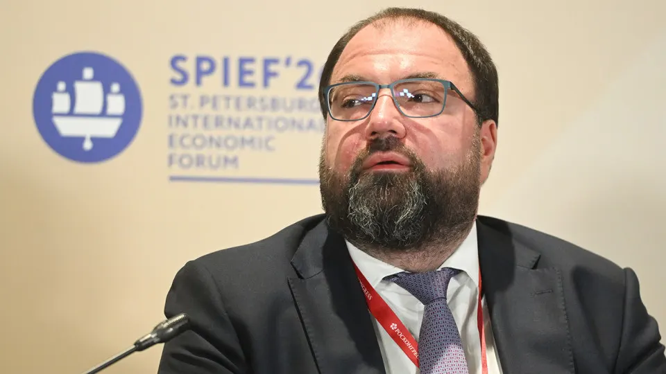 Власти планируют внедрить обязательную возрастную идентификацию на онлайн‑платформах — рассматриваются варианты через «Госуслуги», биометрию или проверку по документам; эксперты предупреждают о рисках утечек данных.