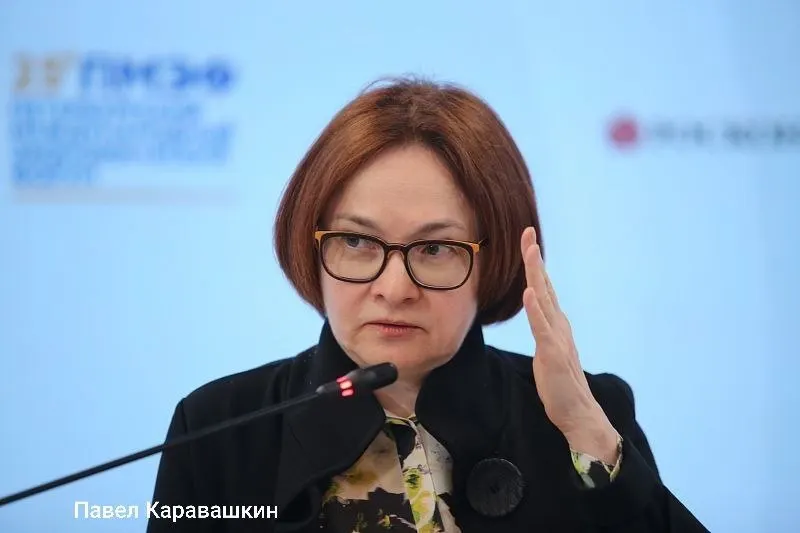 Глава Центробанка планирует 4 июня присутствовать на похоронах своего советника Алексея Можина; на сессии ПМЭФ выступят другие ключевые экономические чиновники.