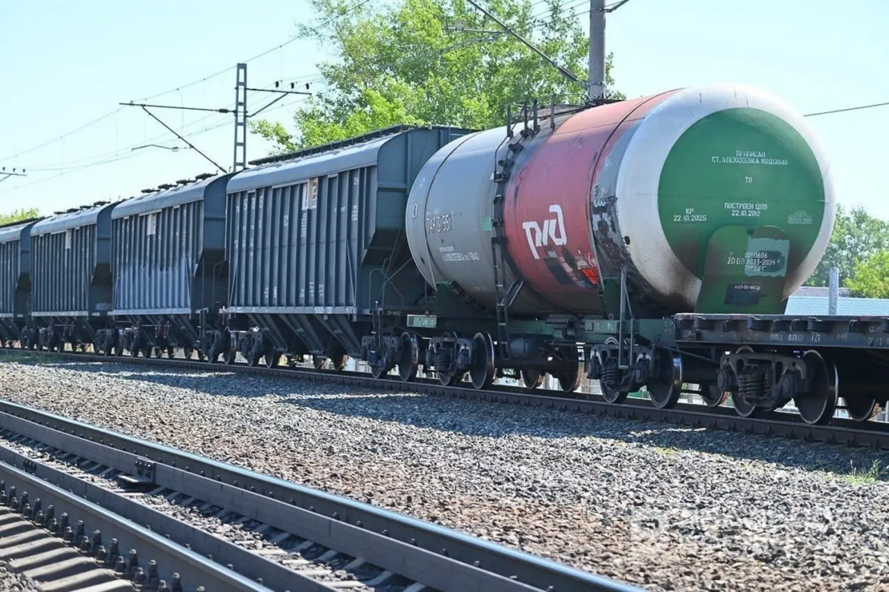В компании заявили о запуске штаба для обеспечения приёма и доставки нефтяных грузов, с особым акцентом на снабжение аэропортов авиационным керосином и исключение дефицита.