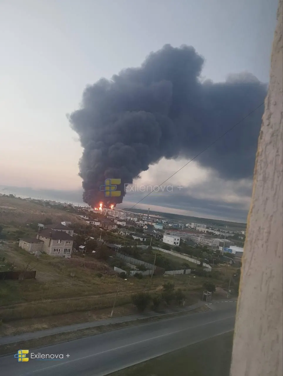 В результате удара беспилотников в районе Керченского пролива погибли как минимум пять человек, загорелась нефтебаза, повреждены жилые дома. Властями сообщается о множественных пострадавших и госпитализациях.