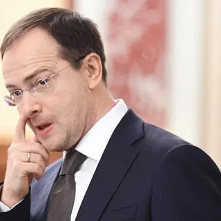 Помощник президента Владимир Мединский высказался за привязку гособучения к распределению и трудовым контрактам — если государство или предприятие оплачивает учёбу, выпускник должен отработать у них; подобные инициативы обсуждаются в регионах, а для студентов-медиков уже вводят обязательную трёхлетнюю практику.