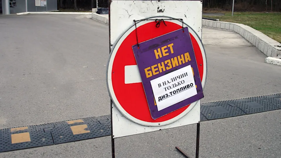 С ночи до первой половины дня 3 июня топливо будет отпускаться только оперативным службам. Дефицит связан с ударами по НПЗ и нарушением логистики, из‑за чего снижаются объёмы переработки и растут цены.