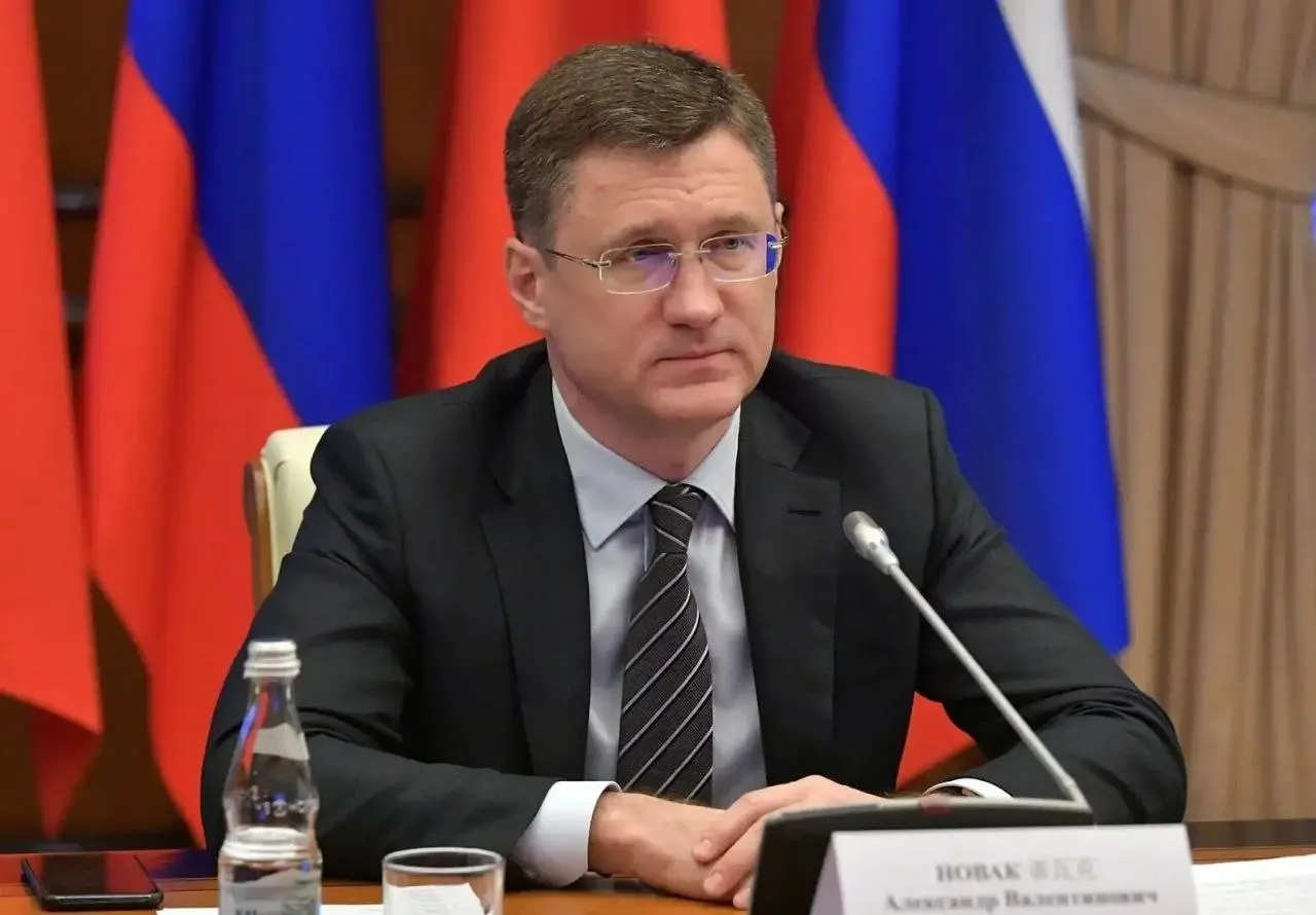 Вице‑премьер сообщил, что в стране имеются существенные резервы топлива; власти перестраивают логистику с учётом потребностей регионов, а искусственный ажиотаж увеличил спрос на 20–30%.