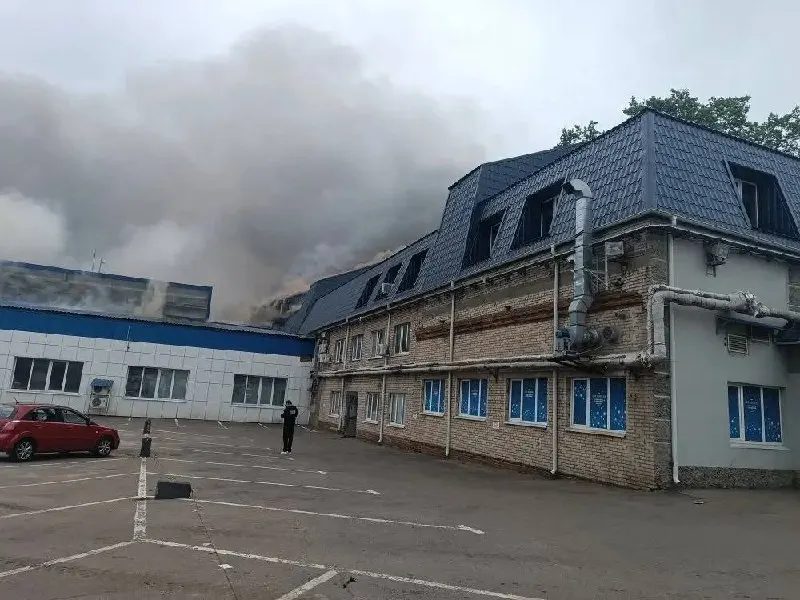 Ночная атака беспилотников привела к гибели одного человека и ранениям в разных регионах России. Силы ПВО отражали налёты, Минобороны сообщает о сотнях уничтоженных БПЛА и многочисленных повреждениях инфраструктуры.