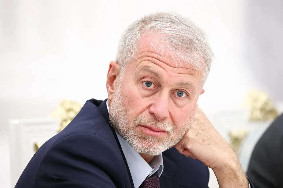 По данным осведомителей, в мае в Киев приезжал российский предприниматель Роман Абрамович, встретился с Владимиром Зеленским и передал предложение о личной встрече российскому лидеру. Кремль подтвердил сам факт визита, имя делегата ранее не называлось.