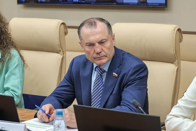 Инициатива предполагает перевести значительную часть учебного времени в практику на производстве; в предложении не уточнены вопросы оплаты и защиты прав студентов.