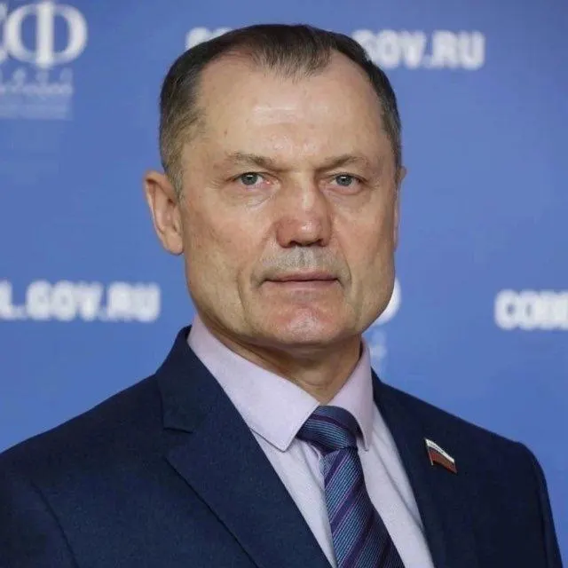 Сенатор от Рязанской области выступил за формальное закрепление практики пребывания студентов на базовых предприятиях до половины учебного времени. Инициатива вызывает вопросы о возможном использовании студенческого труда для закрытия дефицита кадров и об оплате такой работы.