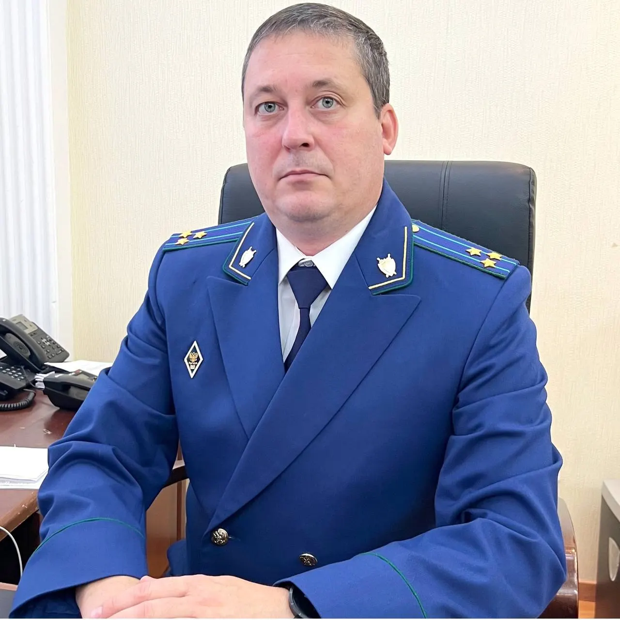 В Мурманск прибыл новый заместитель прокурора — Алексей Вахрушев. Он работает в прокуратуре с 2005 года, ранее занимал аналогичную должность в Орле и три года служил в Луганской Народной Республике.