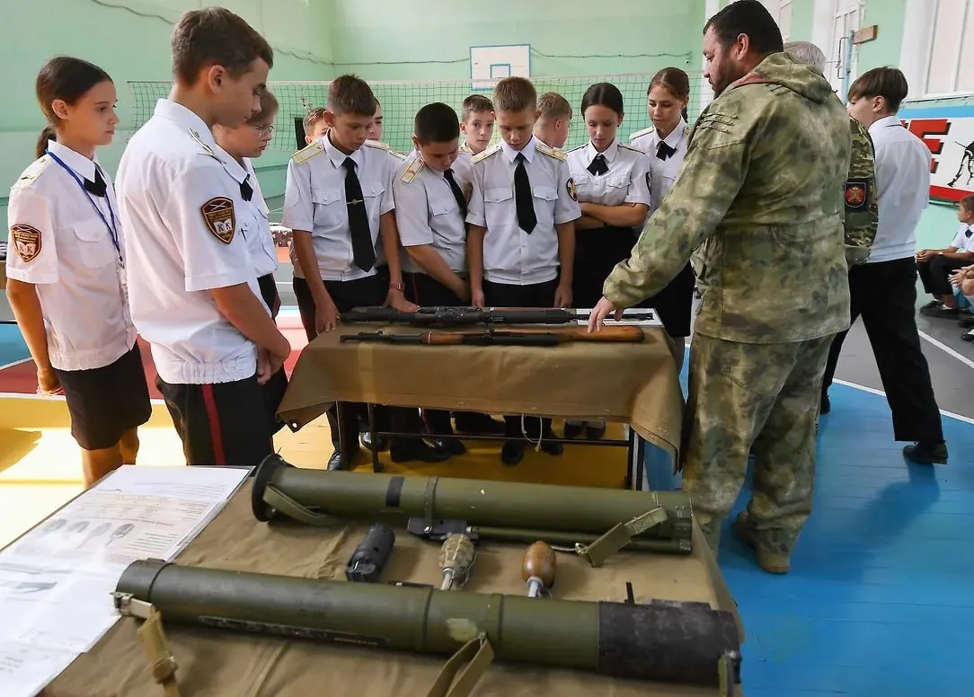 Военно-историческое общество инициировало участие учащихся в записи рассказов бойцов и волонтёров: материал планируется использовать в школьных музеях и цифровом архиве, идею, по данным организации, поддержало Минобрнауки.