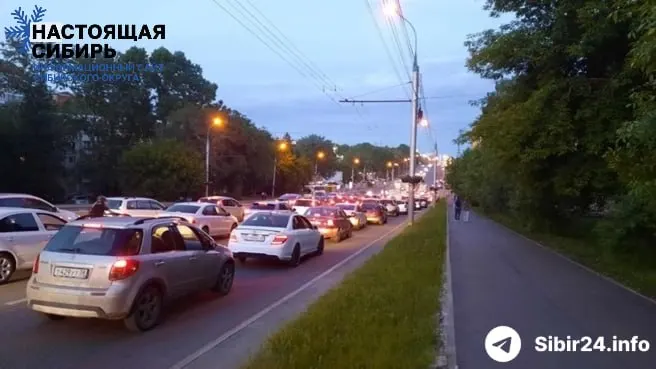 Вслед за другими регионами Сибири в Иркутске возник серьёзный дефицит топлива: сети ограничили розничные продажи, очереди на заправках достигают 3–4 км, а люди проводят у колонок по 8–9 часов.
