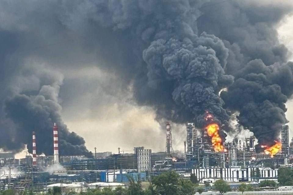 Ночью 18 июня беспилотники нанесли удар по Московскому нефтеперерабатывающему заводу в Капотне — на территории завода возник крупный пожар. По всей стране отмечены многочисленные перехваты и возгорания; в Ростовской области есть погибшие и раненые.