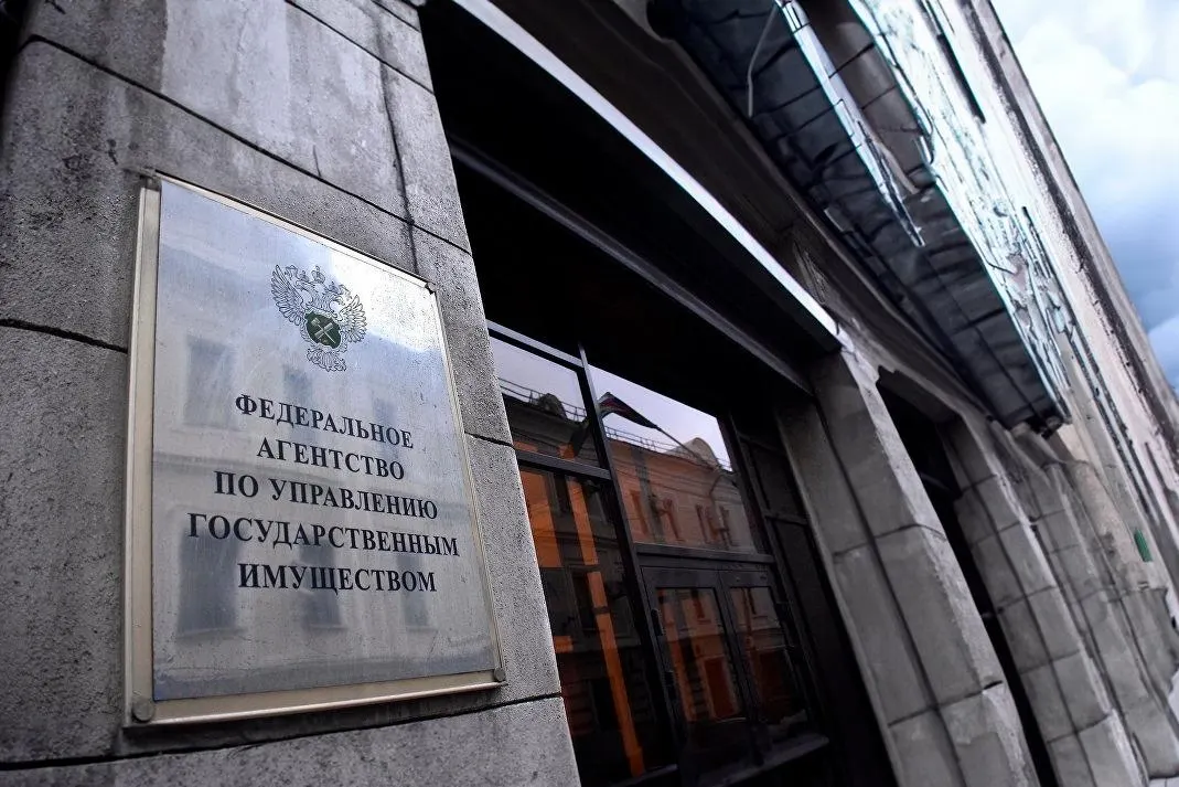 Дума отменила ценовой порог и шестимесячную паузу при повторных торгах, ввела реестр оценщиков и ужесточила требования к организаторам аукционов; для религиозной собственности отменили срок давности оспаривания приватизационных сделок.