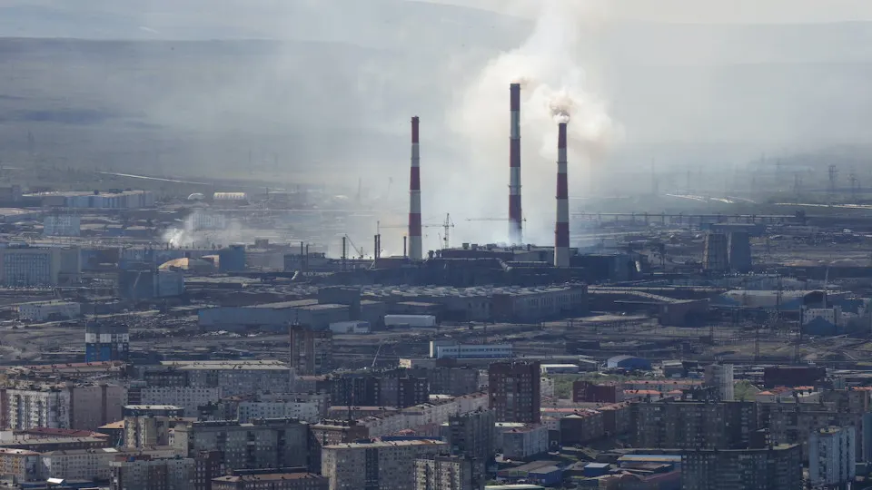 Минэкономразвития фиксирует сокращение промышленного производства в мае на 0,7% г/г. Наибольшие потери в нефтепереработке и металлургии; 20 из 28 отраслей находятся в рецессии. Эксперты предупреждают о рисках для бюджета, инфляции и кредитной доступности.