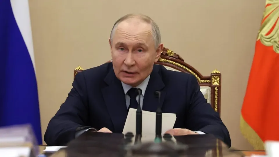 Кремль признаёт резкое сокращение вложений — спад в первом квартале достиг 14,3%. Властям приходится балансировать между ограниченными бюджетными возможностями, высокими ставками и мерами по поддержке бизнеса.
