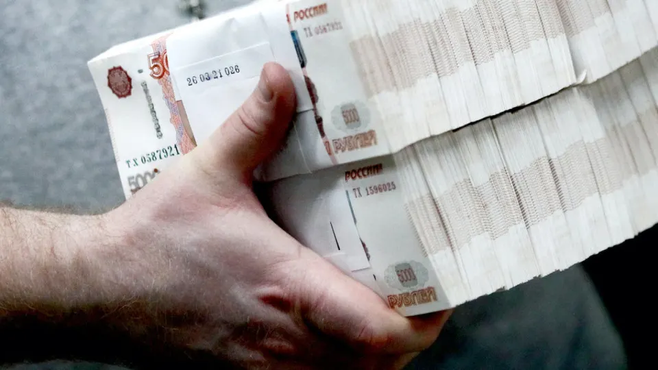 Банк отмечает массовый переход вкладов в «кэш»: наличные в обращении достигли рекордных 20 трлн рублей. Центробанк уже ужесточил контроль за снятиями и внесениями наличных.