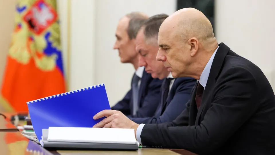 Индекс облигаций федерального займа резко упал, а доходности длинных ОФЗ достигли годового максимума — это увеличит расходы бюджета и усиливает инфляционные и бюджетные риски.
