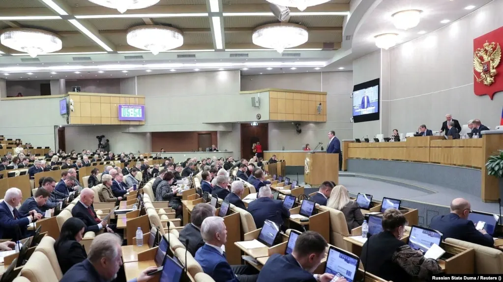 Законопроект предусматривает запреты для россиян, покинувших страну и привлечённых по ряду политических административных или уголовных статей: от отказа в консульских услугах до блокировок счетов и ограничений на распоряжение имуществом.
