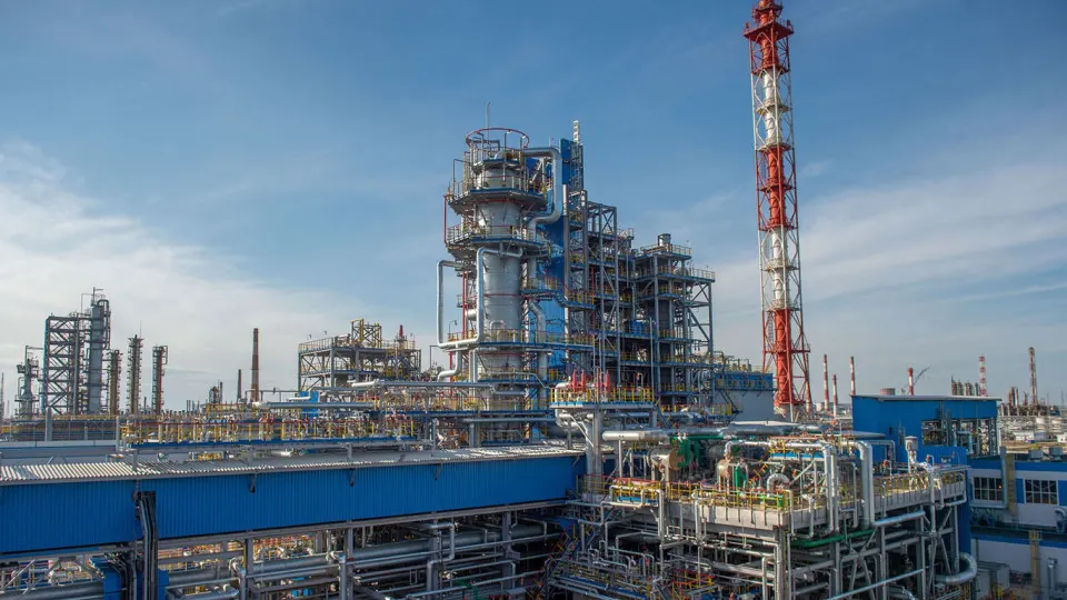 Нефтепереработка на заводе приостановлена с 14 июля из‑за повреждений, полученных при атаке беспилотников; восстановление может занять от нескольких недель до месяцев и усиливает дефицит нефтепродуктов в стране.