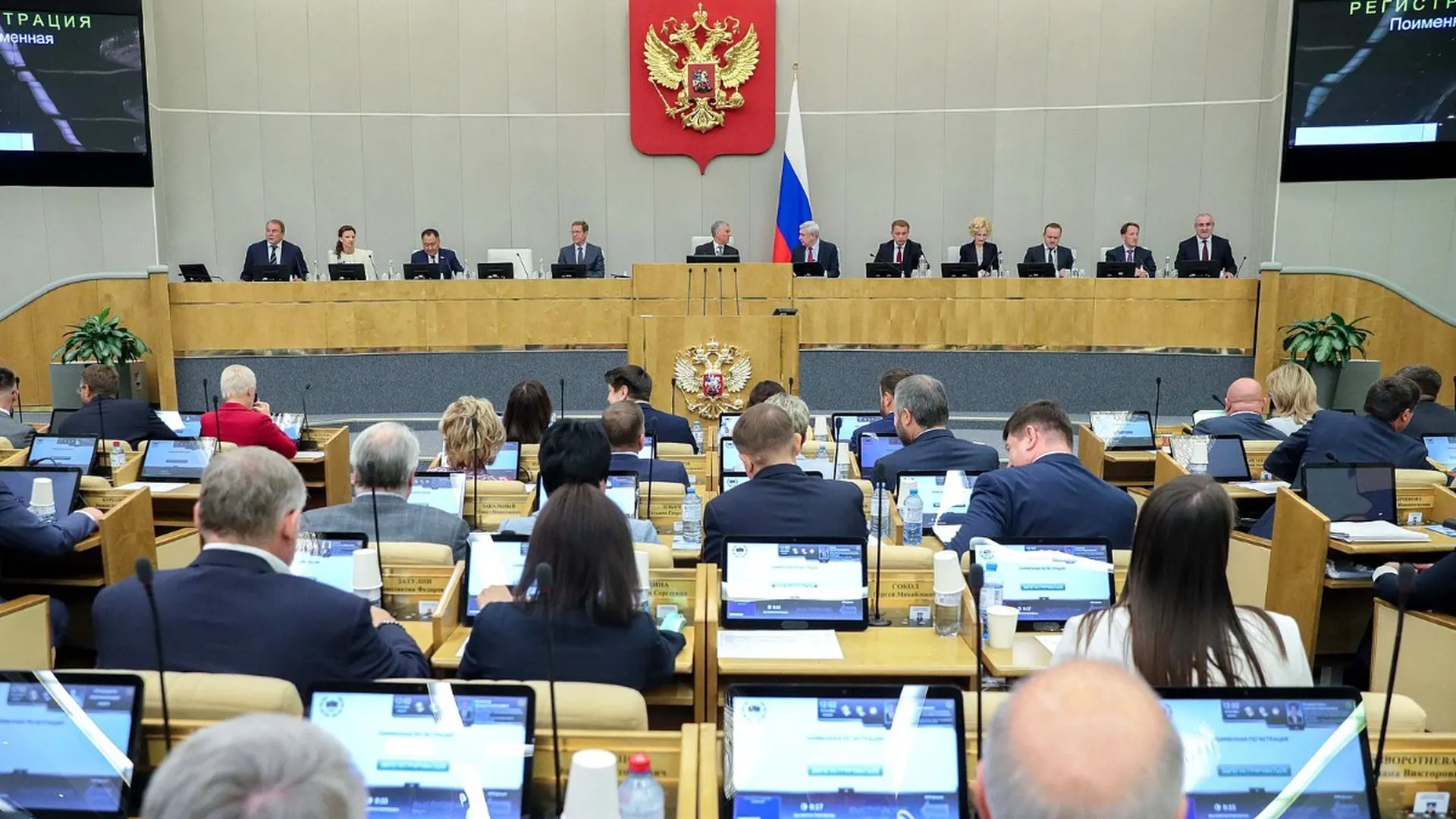 Совет Госдумы рекомендовал включить в повестку 22 июля два законопроекта об ограничительных мерах в отношении лиц за рубежом, уклоняющихся от исполнения наказания. Предлагаются запреты на онлайн‑банкинг, Госуслуги, консульные услуги и регистрацию недвижимости; реестр будет вестись Минюстом.
