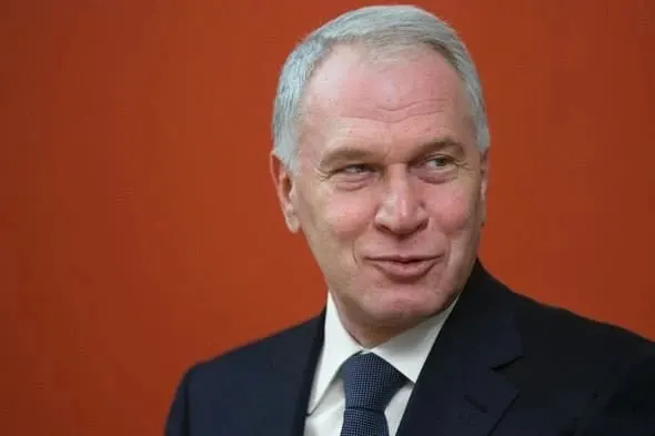 Юрию Ковальчуку присвоено звание с формулировкой за вклад в социальные проекты, сохранение культурного наследия и благотворительность; ранее он уже получал орден IV степени.