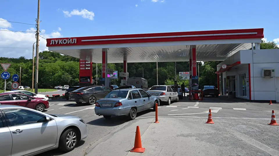 За июнь цена белорусского бензина выросла заметно: дефицит топлива в России осложнил поставки и подтолкнул импорт. Власти наращивают закупки, но логистика и санкционные ограничения сдерживают быстрые решения.