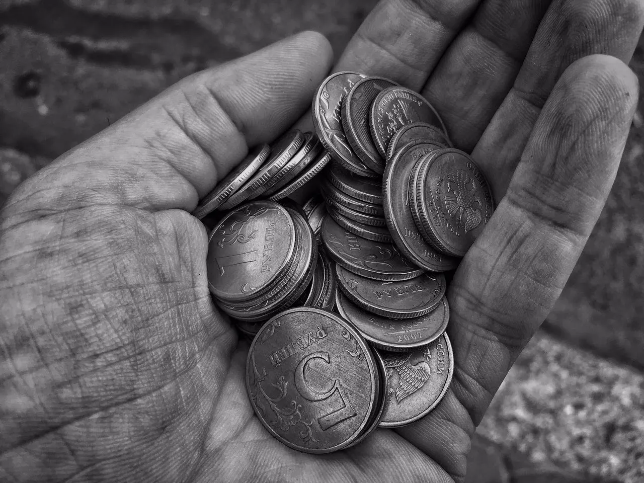 Минтруд сообщил, что снижение уровня бедности до 6,7% стало возможным благодаря внедрению единого пособия и выделению финансирования; пособие названо ключевой мерой поддержки семей с детьми.