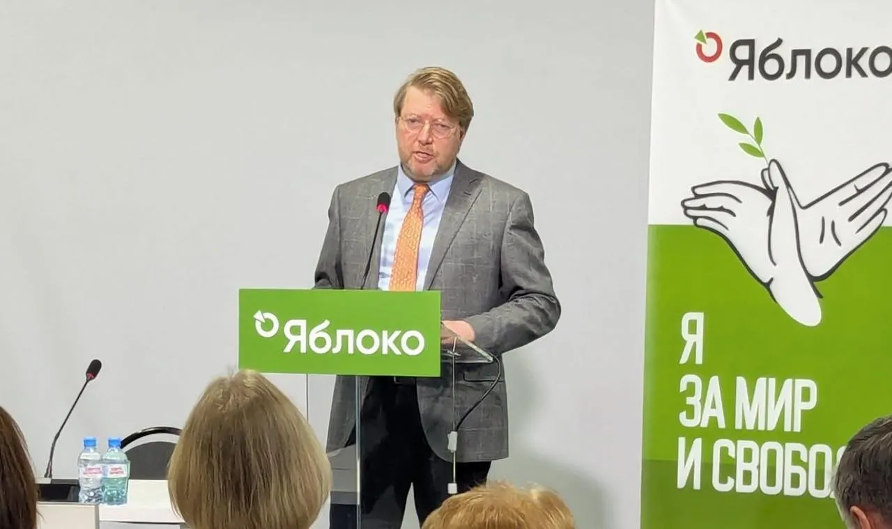 Суд оставил в силе штраф за публикацию с изображением Алексея Навального; партия намерена обжаловать решение в Конституционном суде.