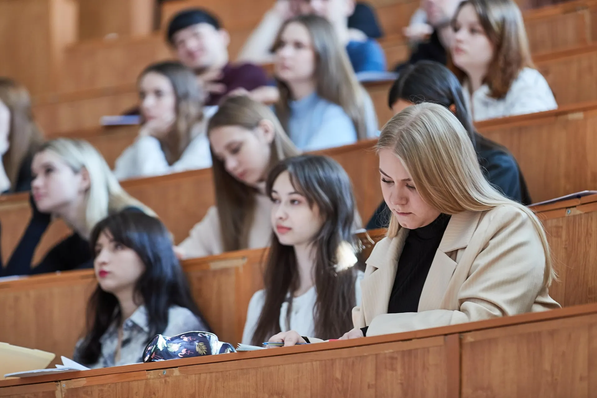 Министерство образования изменило порядок целевой подготовки в вузах: вместо штрафов студентов могут обязать возместить расходы на обучение и отчислить в любой момент при нарушении условий договора.