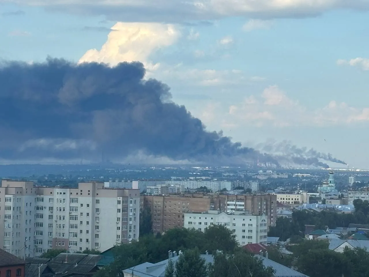 В результате ударов беспилотников в Самарской и Белгородской областях есть погибшие и пострадавшие; Минобороны сообщает о сотнях сбитых дронов над рядом регионов.