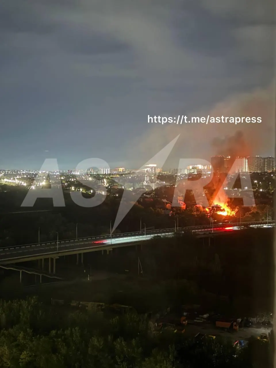 Краткая сводка: удары беспилотников в Белгороде и Ростове, российские удары по украинским регионам, рейды в Петербурге, аудиоспектакль правозащитницы и изменения в правилах для мигрантов и ИИ.