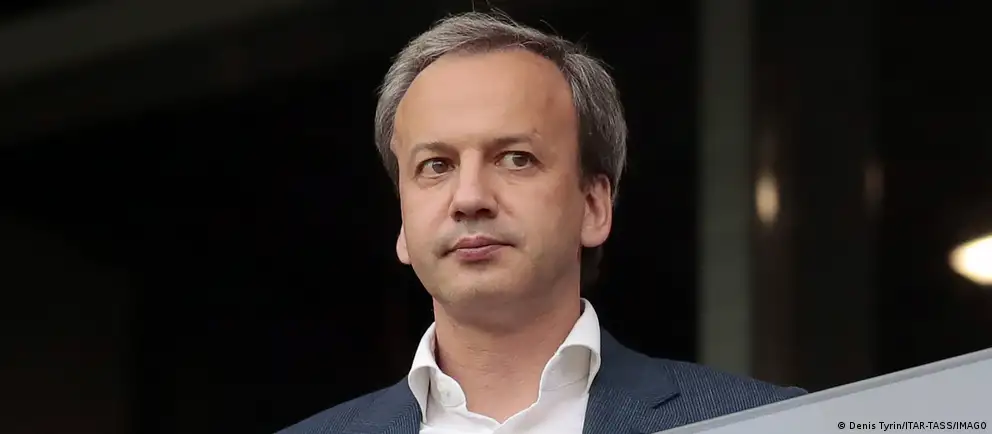 Аркадий Дворкович заявил, что будет добиваться отмены своего включения в санкционный список ЕС в суде и временно отказывается от обязанностей президента Международной шахматной федерации; обязанности исполняет вице-президент Вишванатан Ананд.