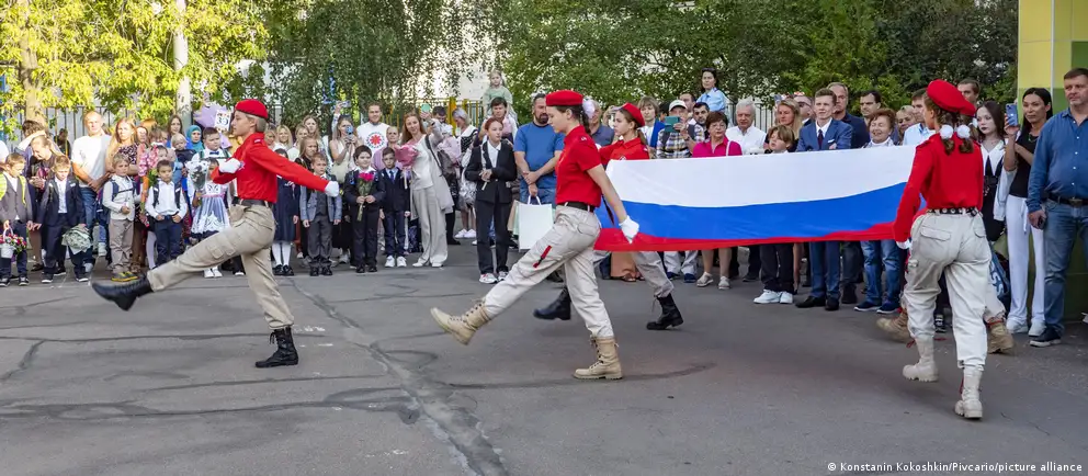 Во многих регионах России родителей девятиклассников информируют о невозможности продолжить обучение в старших классах: места становятся конкурсными, проходные баллы растут, а часть подростков направляют в колледжи. Родители жалуются, прокуратура проверяет случаи необоснованных отказов.