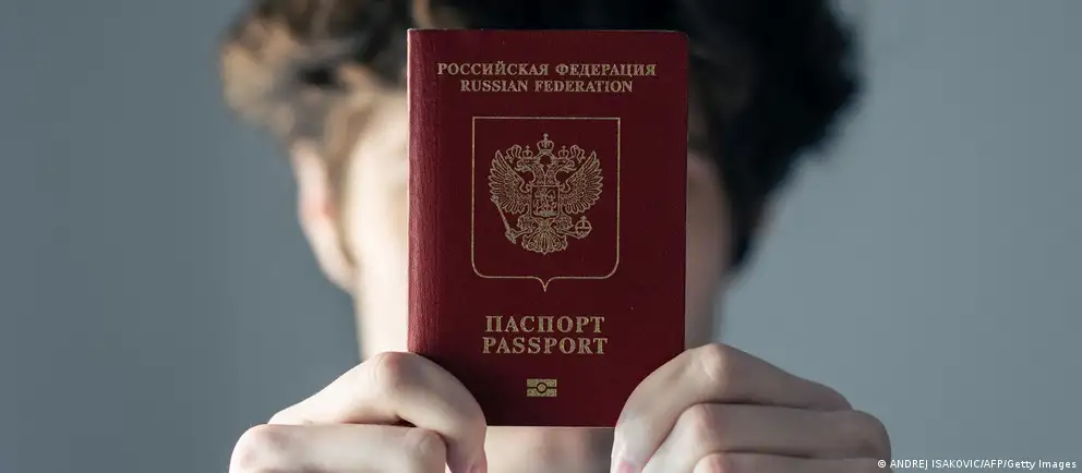 После возражений Франции и Италии Евросоюз сократил первоначальные предложения по визовому запрету: ограничения планируют вводить только для лиц, которые непосредственно участвовали в боевых действиях в Украине; при этом список исключений расширен.