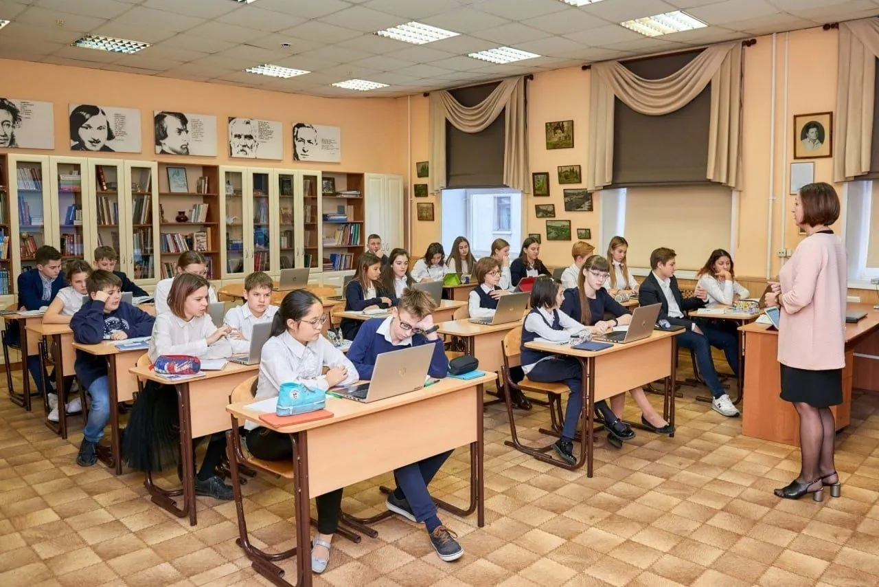 Указ закрепляет особый статус профессии педагога и вводит гарантии наставничества, бесплатного доступа к гособразовательным ресурсам, юридической помощи и присвоение звания «Ветеран труда» педагогам с 25-летним стажем.