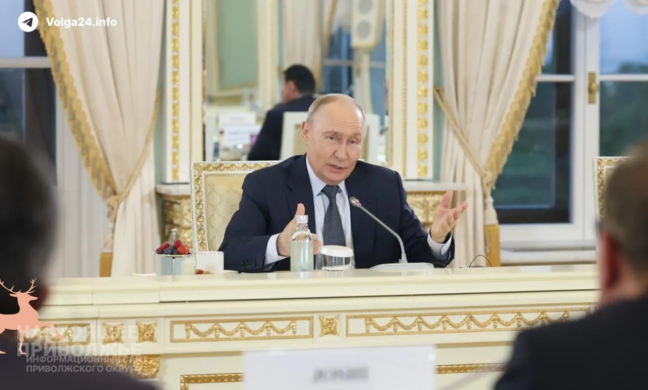 Президент заявил, что текущие проблемы на внутреннем топливном рынке временны и во многом вызваны внешним давлением. По его словам, экономика справляется с вызовами: ВВП вырос на 0,2% за пять месяцев и на 0,3% в мае.