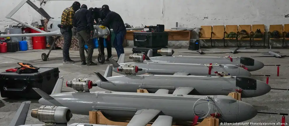 Беспилотники нанесли удары по военному аэродрому в Воронежской области, нефтеперерабатывающим и нефтехимическим предприятиям в Татарстане, Башкирии и Саратовской области; Минобороны заявило об уничтожении более 400 БПЛА.