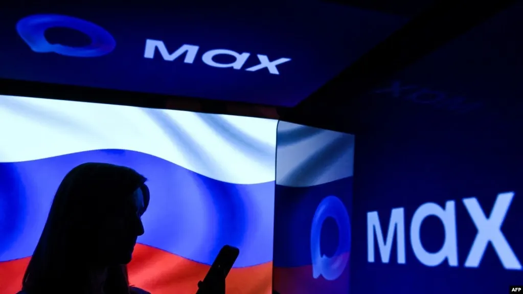 Распоряжением правительства предписано до 2030 года перевести все служебные коммуникации гос и муниципальных сотрудников на многофункциональный сервис, создаваемый на базе мессенджера Max; развитие сервиса ведёт «Коммуникационная платформа», против которой ЕС вводил санкции.