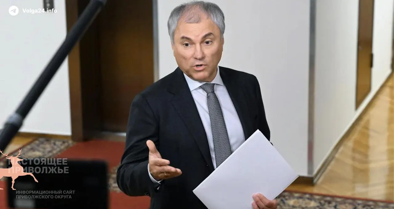 Спикер Госдумы Вячеслав Володин раскритиковал утечку информации о возможных досрочных выплатах депутатам, которые якобы планируют произвести за счёт «экономии» в бюджете. Инцидент произошёл на закрытой части пленарного заседания.